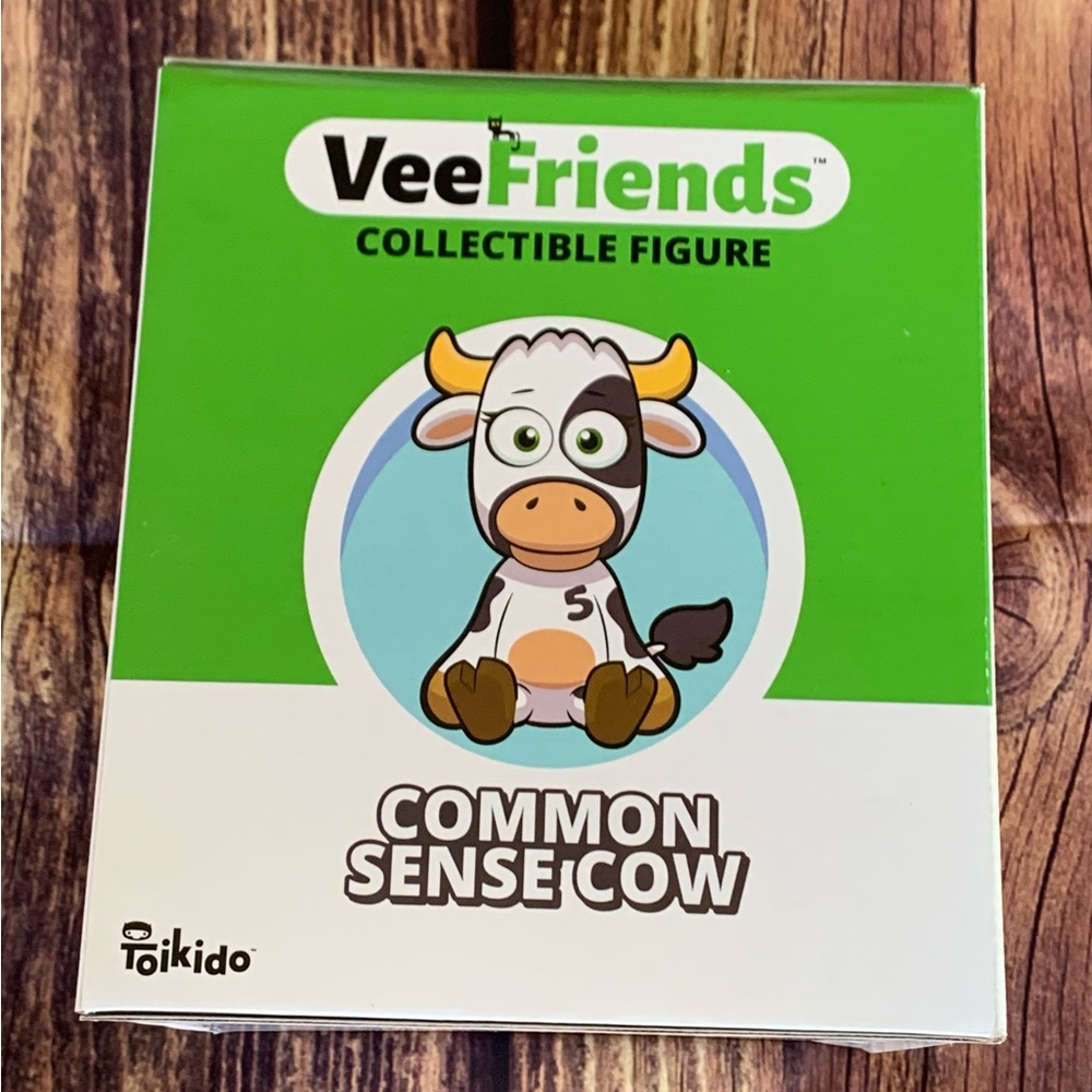NEW Toikido VeeFriends Macy's Exclusive Common Sense Cow Collectible Figure 6"